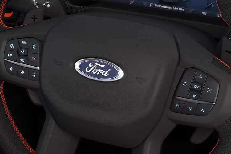 Trước mặt người lái còn có bảng đồng hồ kỹ thuật số 12,4 inch và màn hình cảm ứng trung tâm 12 inch nằm dọc, tích hợp hệ thống thông tin giải trí SYNC 4A, hỗ trợ kết nối Apple CarPlay/Android Auto không dây.