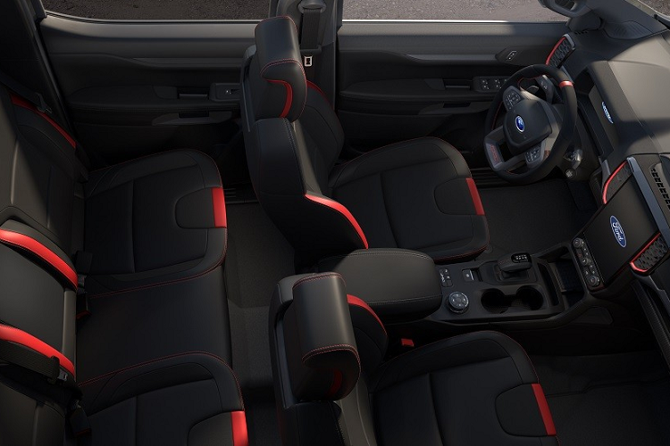 Tuy nhiên, ở chính giữa lưới tản nhiệt là dòng chữ "Ford" cỡ lớn vốn là đặc trưng của phiên bản Raptor. Thêm vào đó là cản trước tách biệt với lưới tản nhiệt và đi kèm tấm ốp bảo vệ gầm màu bạc.