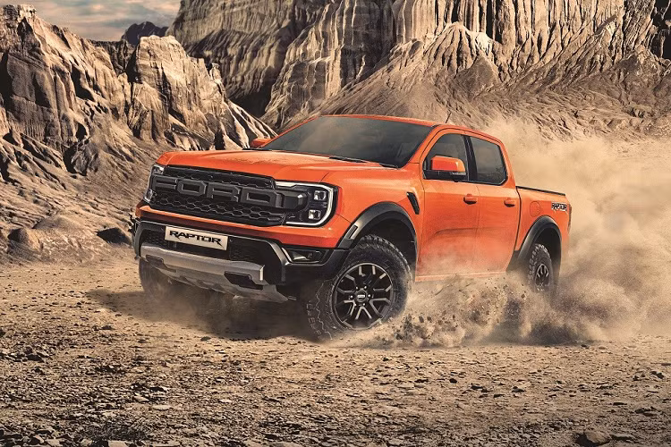 Điểm nhấn tiếp theo của Ford Ranger Raptor 2023 chính là khả năng off-road vượt trội hơn Ranger thông thường. Có được điều đó là nhờ hệ thống treo sử dụng giảm xóc FOX 2,5 inch với cảm biến vị trí Position Sensitive Damping. Bên cạnh đó là tỷ số lái nhanh hơn và mô-tơ trợ lực lái lớn hơn giúp cải thiện cảm giác lái cũng như tăng khả năng vận hành cho xe.