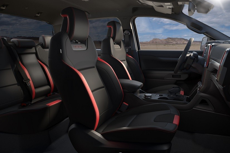 Bên trong mẫu xe bán tải này là không gian nội thất sau lấy cảm hứng từ máy bay chiến đấu với ghế trước/sau thể thao, vô lăng bọc da, lẫy chuyển số làm bằng hợp kim ma-giê và những điểm nhấn màu cam đặc trưng xuất hiện khắp nơi.