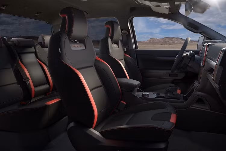 Bên trong mẫu xe bán tải này là không gian nội thất sau lấy cảm hứng từ máy bay chiến đấu với ghế trước/sau thể thao, vô lăng bọc da, lẫy chuyển số làm bằng hợp kim ma-giê và những điểm nhấn màu cam đặc trưng xuất hiện khắp nơi.