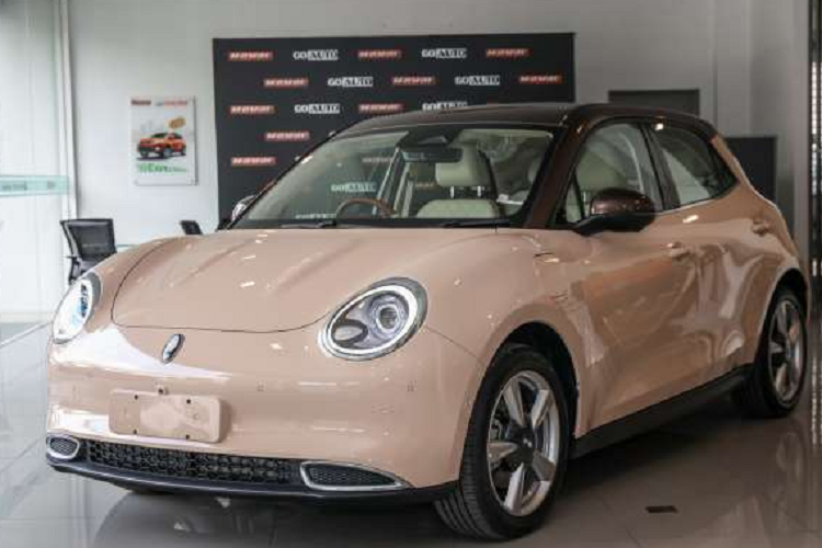 Chưa hết, xe còn được trang bị bảng đồng hồ kỹ thuật số 7 inch, màn hình cảm ứng trung tâm 10,25 inch, hệ thống âm thanh tự động điều chỉnh theo tốc độ của xe, 4 cổng USB, sạc không dây, hệ thống định vị, hệ thống kết nối WiFi, 6 loa, điều khiển bằng giọng nói và cập nhật phần mềm qua WiFi.