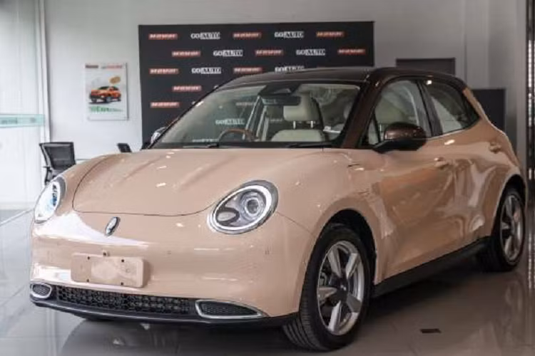 Chưa hết, xe còn được trang bị bảng đồng hồ kỹ thuật số 7 inch, màn hình cảm ứng trung tâm 10,25 inch, hệ thống âm thanh tự động điều chỉnh theo tốc độ của xe, 4 cổng USB, sạc không dây, hệ thống định vị, hệ thống kết nối WiFi, 6 loa, điều khiển bằng giọng nói và cập nhật phần mềm qua WiFi.