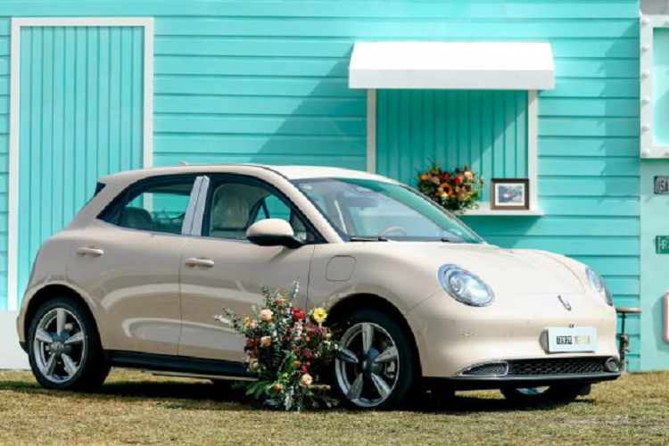 Ngoài thiết kế mượt mà, Ora Good Cat 2023 còn sở hữu trang bị khá đầy đủ như đèn pha LED tự động bật/tắt, đèn chào mừng, đèn chờ dẫn đường, dải đèn LED định vị ban ngày, đèn hậu LED, đèn sương mù LED phía sau, gương chiếu hậu gập điện/chỉnh điện/tích hợp đèn báo rẽ/nhớ vị trí, cần gạt nước tự động, vành hợp kim 18 inch và cửa sổ trời toàn cảnh Panorama đóng/mở chỉnh điện.