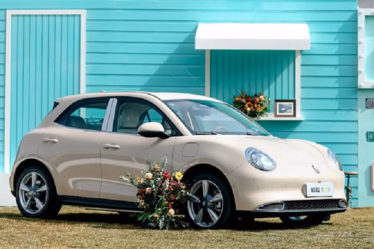 Ngoài thiết kế mượt mà, Ora Good Cat 2023 còn sở hữu trang bị khá đầy đủ như đèn pha LED tự động bật/tắt, đèn chào mừng, đèn chờ dẫn đường, dải đèn LED định vị ban ngày, đèn hậu LED, đèn sương mù LED phía sau, gương chiếu hậu gập điện/chỉnh điện/tích hợp đèn báo rẽ/nhớ vị trí, cần gạt nước tự động, vành hợp kim 18 inch và cửa sổ trời toàn cảnh Panorama đóng/mở chỉnh điện.