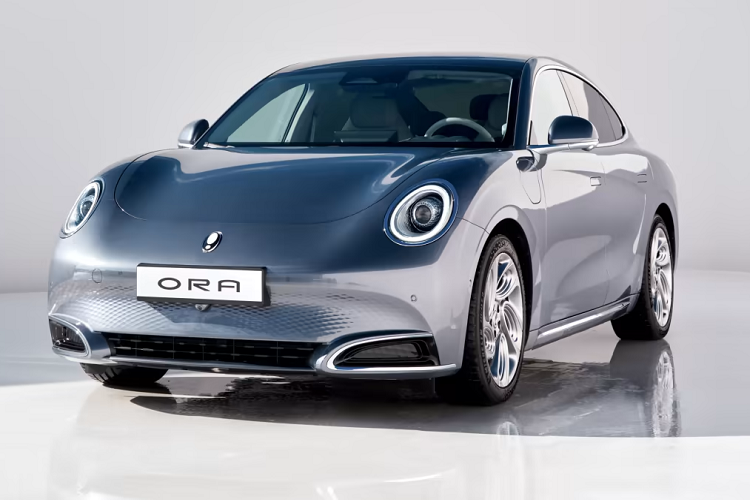 Thời gian sạc pin bằng bộ sạc chậm AC 6,6 kW là khoảng 8 tiếng với pin LFP và 10 tiếng với pin lithium Ternary. Nếu dùng bộ sạc nhanh DC 60 kW, thời gian nạp pin từ 0-80% là khoảng 45 phút với pin LFP và 60 phút với pin lithium Ternary.