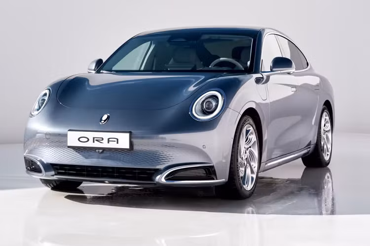 Thời gian sạc pin bằng bộ sạc chậm AC 6,6 kW là khoảng 8 tiếng với pin LFP và 10 tiếng với pin lithium Ternary. Nếu dùng bộ sạc nhanh DC 60 kW, thời gian nạp pin từ 0-80% là khoảng 45 phút với pin LFP và 60 phút với pin lithium Ternary.