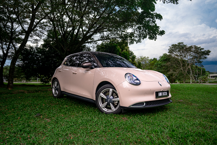 Trong khi đó, nội thất của xe có những trang bị như vô lăng bọc da, tích hợp phím chức năng, mặt táp-lô trang trí bằng chất liệu da lộn, ghế bọc da pha nỉ, ghế lái chỉnh điện 6 hướng, có tính năng massage, nhớ 3 vị trí và ghế sau gập 60:40.