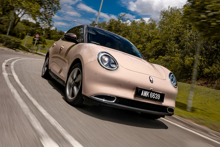 Tại thị trường Thái Lan, giá xe Ora Good Cat 2023 nhập khẩu từ Trung Quốc hiện có 2 phiên bản là Pro và Ultra với giá bán lần lượt 828.500 Baht (khoảng 568 triệu đồng) và 959.000 Baht (658 triệu đồng). Mẫu xe này thuộc phân khúc xe hatchback cỡ C với thiết kế ngoại thất gợi liên tưởng đến cả Volkswagen Beetle lẫn Porsche.