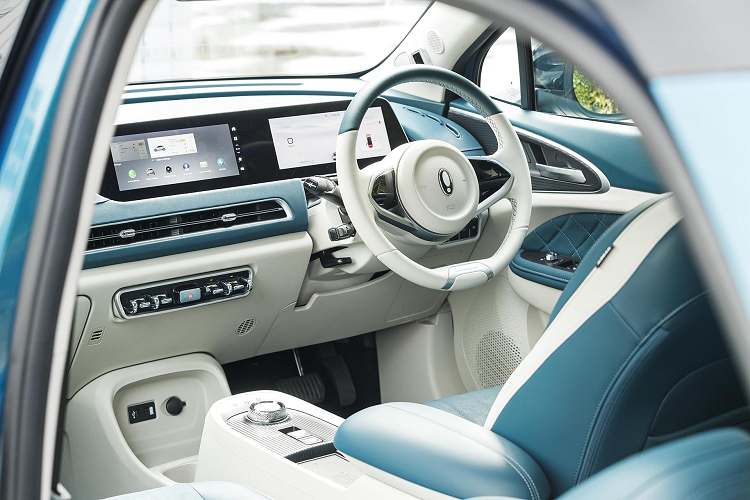 Thêm vào đó là những trang bị an toàn như 6 túi khí, hệ thống hỗ trợ đỗ xe tự động, hệ thống kiểm soát hành trình thích ứng, hỗ trợ ôm cua thông minh, kiểm soát hành trình ở tốc độ thấp, phanh khẩn cấp tự động, cảnh báo va chạm phía trước, cảnh báo lệch làn đường, giữ xe ở giữa làn đường, hỗ trợ giữ làn đường, cảnh báo chuyển làn đường...