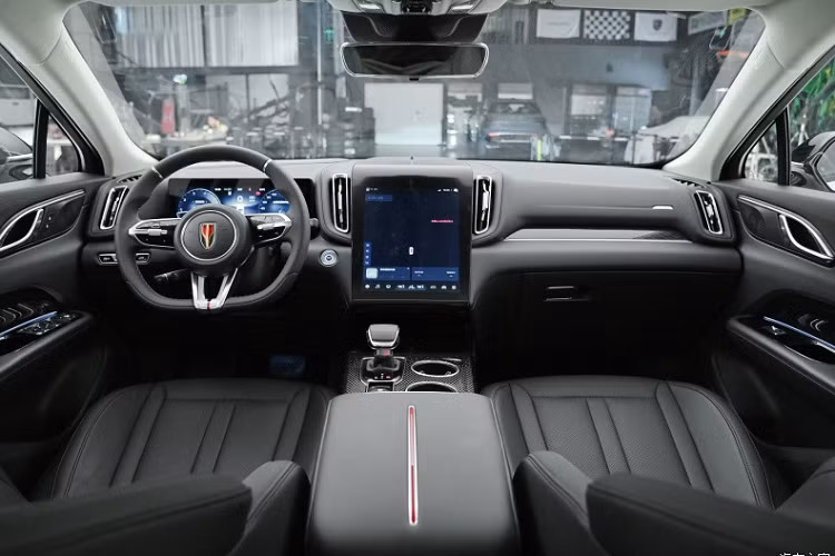 Nội thất Hồng Kỳ HS3 sử dụng buồng lái bao bọc cổ điển, được trang bị màn hình LCD toàn phần 12,3 inch và màn hình lớn điều khiển trung tâm 12,6 inch. Vô-lăng đa chức năng ba chấu thiết kế đáy phẳng, yên xe rộng và dày, hình dáng trông rất sang trọng. 