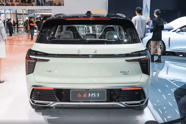 Xe có chiều dài cơ sở 2.770 mm rất lợi thế so với các dòng xe cùng phân khúc. HS3 áp dụng ngôn ngữ mới nhất với lưới tản nhiệt hút gió phía trước hình vuông có kích thước rất phóng đại, các nan bên trong được trang trí bằng các đường mạ crom dạng thác nước thẳng. Thiết kế đèn pha kiểu chia đôi rất bắt mắt, đèn chạy ban ngày hình chữ C nối liền với lưới tản nhiệt trung tâm.