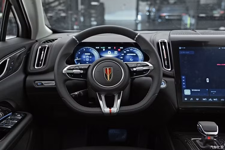 Hồng Kỳ HS3 2023 cũng sẽ cung cấp chìa khóa thông minh, điều hòa không khí tự động, hành trình thích ứng ACC, đèn xung quanh 253 màu và điều chỉnh nhiều chế độ lái. Các tính năng thông minh khác bao gồm: Wifi, điều khiển bằng giọng nói, hỗ trợ lái xe cấp độ L2, điều khiển từ xa qua app của điện thoại di động, cốp xe chỉnh điện,…