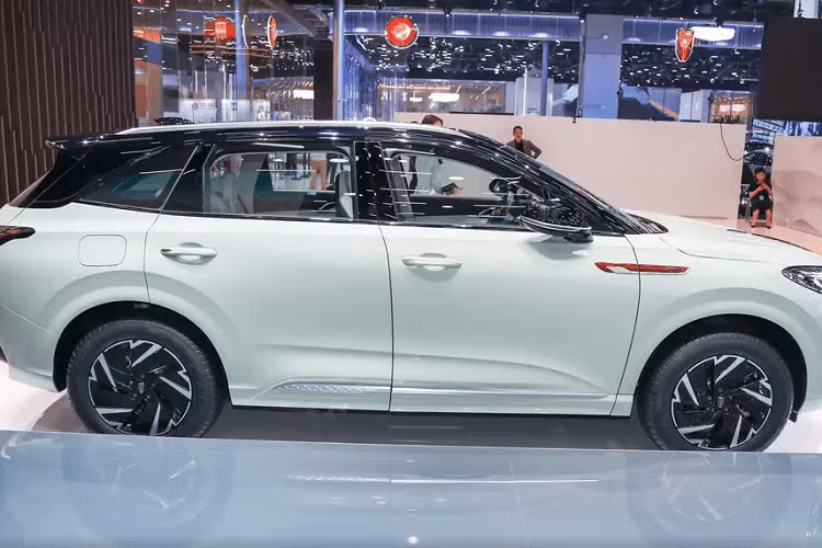 Người dùng đặt trước xe Hồng Kỳ HS3 2023 mới từ bây giờ và mua xe trước ngày 17/7 sẽ được hưởng đặc quyền "70th Anniversary HS3 Seven Surprises", 1 gói tùy chọn có nhiều đồ chơi cho xe, và sẽ được miễn phí trong thời gian trên. Về chiếc HS3 thế hệ mới, nó được định vị là một chiếc SUV cỡ nhỏ và áp dụng ngôn ngữ thiết kế hoàn toàn mới của hãng xe Trung Quốc đã mở đại lý chính hãng ở Việt Nam.