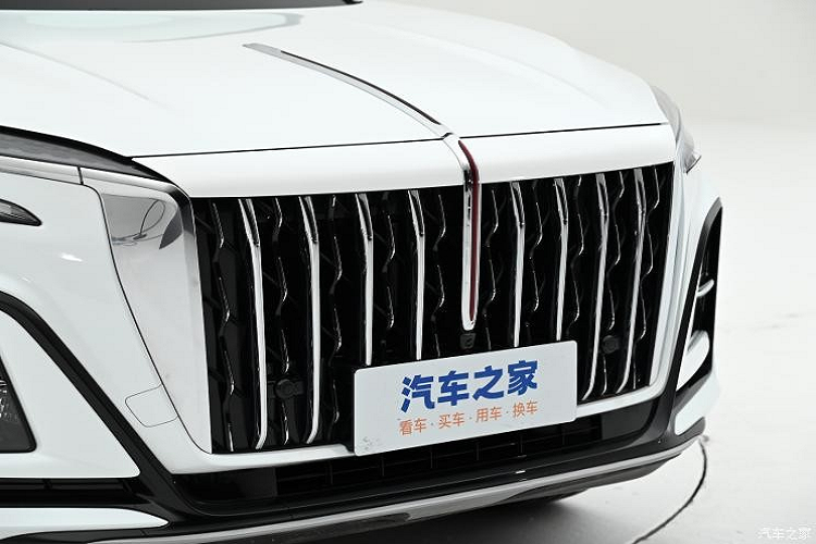 Hình dáng đuôi xe sử dụng đèn hậu kiểu xuyên suốt, có hình lá cờ đỏ đang tung bay trong gió. Tổng cộng có hai ống xả ở hai bên áp dụng thiết kế ẩn. Được biết, chiếc xe mới sẽ cung cấp các màu thân xe như Đen bóng đêm quyến rũ, Xám nghệ thuật, Trắng Alpine, Xanh Zhuyue và Xanh Yubai, ngoài ra, khách chọn mua xe Hồng Kỳ HS3 sẽ có thể chọn thân xe hai màu.