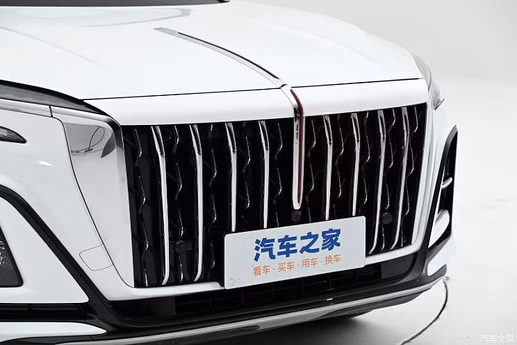 Hình dáng đuôi xe sử dụng đèn hậu kiểu xuyên suốt, có hình lá cờ đỏ đang tung bay trong gió. Tổng cộng có hai ống xả ở hai bên áp dụng thiết kế ẩn. Được biết, chiếc xe mới sẽ cung cấp các màu thân xe như Đen bóng đêm quyến rũ, Xám nghệ thuật, Trắng Alpine, Xanh Zhuyue và Xanh Yubai, ngoài ra, khách chọn mua xe Hồng Kỳ HS3 sẽ có thể chọn thân xe hai màu.