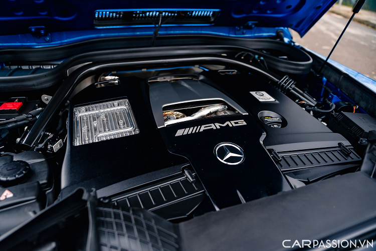 Nhiều chi tiết được ốp carbon như ốp cánh cửa, cụm điều khiển trung tâm, ốp viền màn hình,…Mercedes-AMG G63 sử dụng động cơ V8, 4 lít tăng áp kép, sản sinh 577 mã lực và mô-men xoắn 850 Nm.