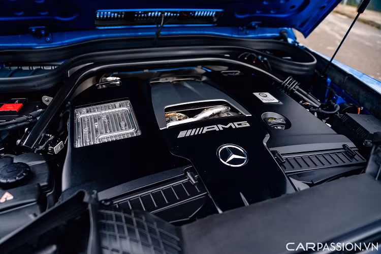 Nhiều chi tiết được ốp carbon như ốp cánh cửa, cụm điều khiển trung tâm, ốp viền màn hình,…Mercedes-AMG G63 sử dụng động cơ V8, 4 lít tăng áp kép, sản sinh 577 mã lực và mô-men xoắn 850 Nm.