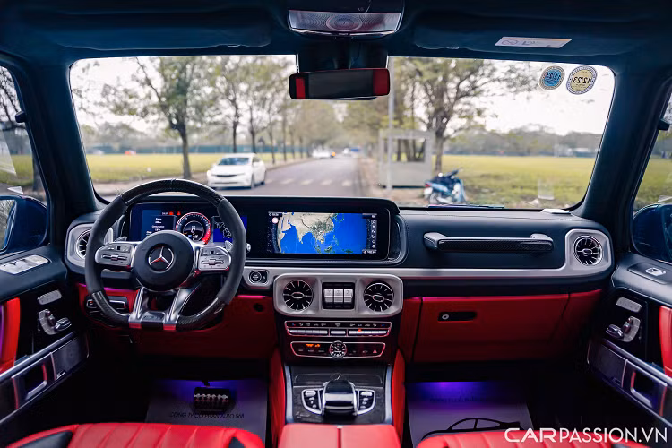 Trong khoang nội thất, chiếc xe được bọc da Nappa cao cấp với phối màu đỏ – đen kết hợp cùng nhiều chi tiết ốp carbon đầy thể thao. Vô-lăng dạng 3 chấu thiết kế quen thuộc của với chất liệu bọc da Alcantara và ốp carbon.