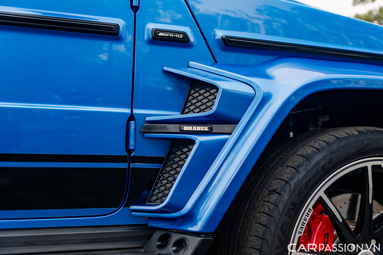 Cụm đèn trước/sau dạng LED, đèn xi-nhan trước được bố trí nhô hẳn trên nắp ca-pô vẫn được giữ lại như nguyên bản. Bốn hốc hút gió giả sơn đen đặt tại 4 vòm bánh làm tăng vẻ thẩm mỹ của chiếc SUV. Logo AMG và V8 Biturbo vẫn được giữ lại nguyên bản.