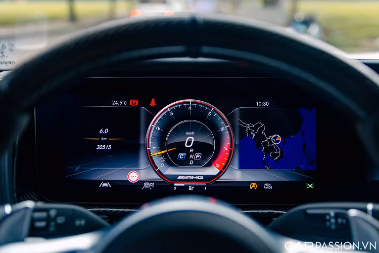 Ẩn sâu bên trong là cụm đồng hồ điện tử 12,3 inch có thể thay đổi khả năng hiển thị theo chế độ lái và hoặc tùy chỉnh theo ý muốn của người dùng.Một số trang bị khác bao gồm màn hình đôi kích thước 12,3 inch ở giữa bảng táp-lô, ô cửa gió điều hoà dạng tuabin, đèn viền nội thất 64 màu, loa Burmester, điều hòa tự động ba vùng, cửa sổ trời,...