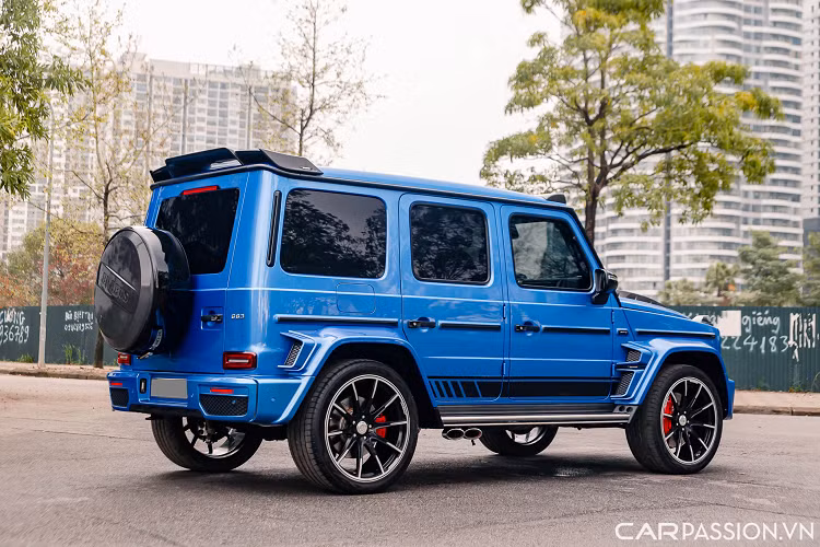 Gói độ Widestar Brabus trên Mercedes-AMG G63 mang đến nhiều chi tiết mới với những ốp vòm bánh, cản trước/sau, cánh gió, nắp ca-pô, mâm xe,… Xe sở hữu lớp sơn màu xanh dương có tên South seas blue metallic tới từ bộ phận cá nhân hóa G manufaktur của Mercedes.