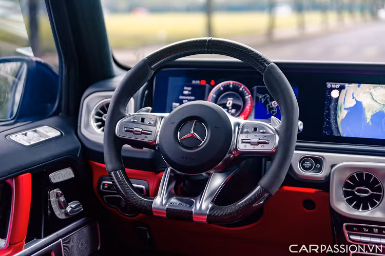 Những phím chức năng dạng cảm ứng, nút bấm xuất hiện đầy đủ trên vô-lăng như đàm thoại rảnh tay, ga tự động thích ứng, điều chỉnh âm lượng... cùng với đó là lẫy chuyển số phía sau.