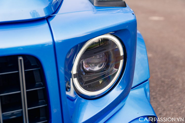 Phần bao quanh mặt ca-lăng được làm bằng chất liệu carbon với logo “Brabus” đặt phía trên. Ngoài ra, chiếc Brabus 800 này còn được lắp đặt thêm dải LED trên nóc cùng ốp nắp capo đều được làm từ chất liệu carbon.