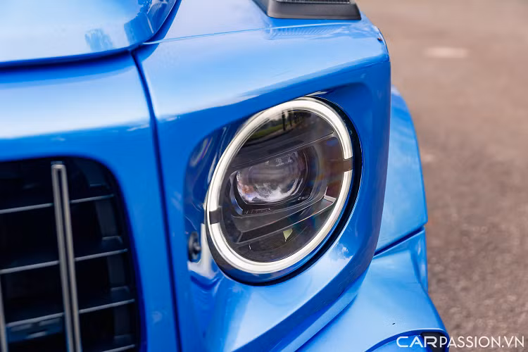 Phần bao quanh mặt ca-lăng được làm bằng chất liệu carbon với logo “Brabus” đặt phía trên. Ngoài ra, chiếc Brabus 800 này còn được lắp đặt thêm dải LED trên nóc cùng ốp nắp capo đều được làm từ chất liệu carbon.