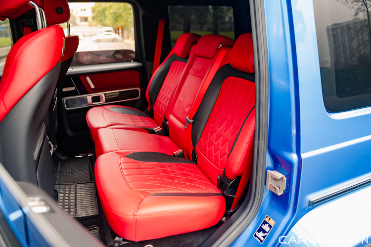 Ghế ngồi bọc da dạng đan chéo, chỉnh điện tích hợp làm mát/sưởi và ghi nhớ 3 vị trí, logo AMG đặt tại phần tựa lưng. Hàng ghế sau sở hữu bệ tỳ tay kết hợp cùng khay để cốc.