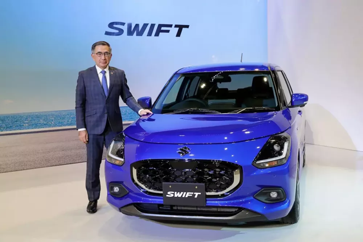 Sau khi ra mắt trong triển lãm Japan Mobility Show 2023 diễn ra vào tháng 10 năm nay dưới dạng xe concept, Suzuki Swift 2024 mới đã chính thức được bán ra ở thị trường quê nhà Nhật Bản. Tuy là thế hệ mới nhưng mẫu xe hatchback hạng B này chỉ được nâng cấp nhẹ về mặt thiết kế và trang bị.