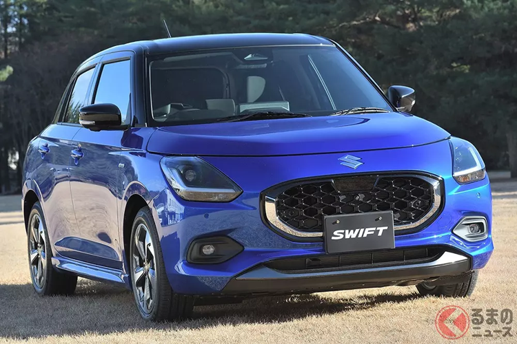 Tiếp đến là cụm đèn pha LED mới, tích dải đèn LED định vị ban ngày sắc sảo. Bên dưới là cản trước mới với hốc gió trung tâm được trang trí bằng nẹp màu xám tạo cảm giác khỏe khoắn. Một thay đổi dễ nhận thấy nữa của Suzuki Swift 2024 là tay nắm cửa sau đã được chuyển từ cột C xuống cửa.