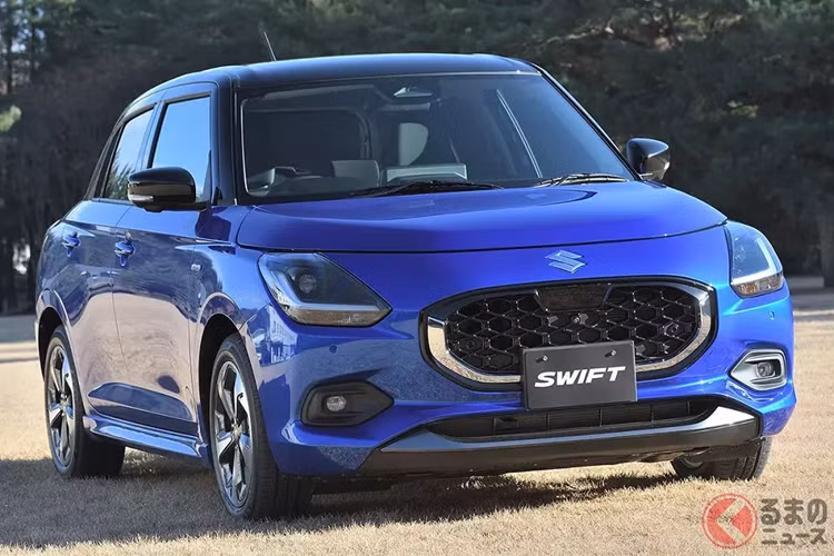 Tiếp đến là cụm đèn pha LED mới, tích dải đèn LED định vị ban ngày sắc sảo. Bên dưới là cản trước mới với hốc gió trung tâm được trang trí bằng nẹp màu xám tạo cảm giác khỏe khoắn. Một thay đổi dễ nhận thấy nữa của Suzuki Swift 2024 là tay nắm cửa sau đã được chuyển từ cột C xuống cửa.