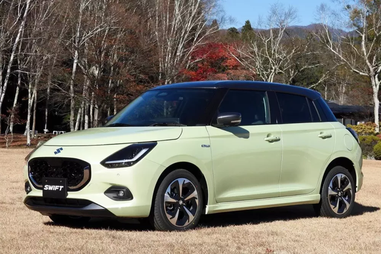 Phía sau vô lăng 3 chấu tích hợp phím chức năng là bảng đồng hồ analog với màn hình đa thông tin 4,2 inch. Màn hình hiển thị thông tin kính lái HUD, màn hình cảm ứng trung tâm 9 inch, điều hòa tự động 1 vùng và cổng USB cũng là trang bị đáng chú ý của mẫu xe này.