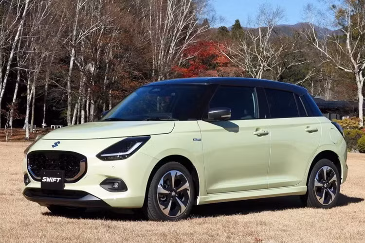 Phía sau vô lăng 3 chấu tích hợp phím chức năng là bảng đồng hồ analog với màn hình đa thông tin 4,2 inch. Màn hình hiển thị thông tin kính lái HUD, màn hình cảm ứng trung tâm 9 inch, điều hòa tự động 1 vùng và cổng USB cũng là trang bị đáng chú ý của mẫu xe này.