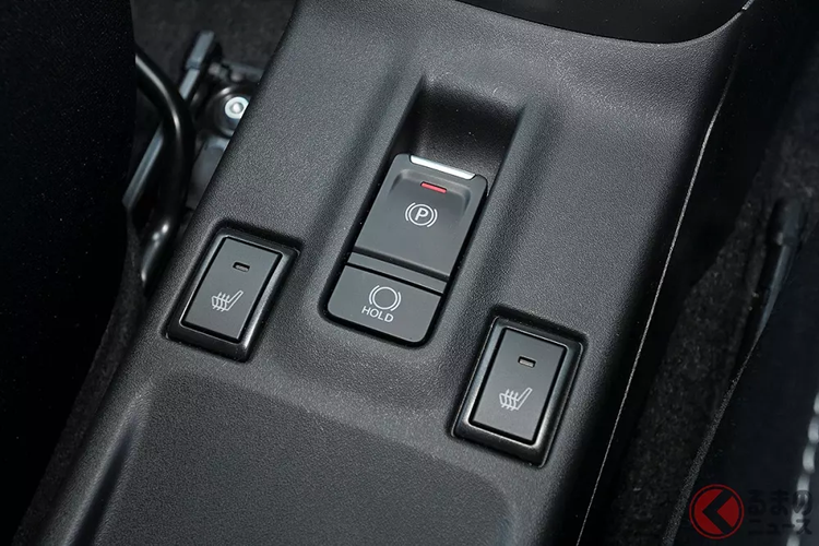 Nằm bên dưới nắp ca-pô của Suzuki Swift 2024 ở thị trường Nhật Bản là 2 tùy chọn động cơ. Đầu tiên là động cơ xăng 3 xi-lanh, hút khí tự nhiên, dung tích 1.2L, tạo ra công suất tối đa 82 mã lực và mô-men xoắn cực đại 108 Nm.