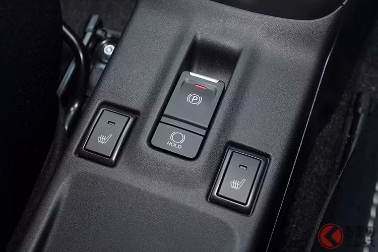 Nằm bên dưới nắp ca-pô của Suzuki Swift 2024 ở thị trường Nhật Bản là 2 tùy chọn động cơ. Đầu tiên là động cơ xăng 3 xi-lanh, hút khí tự nhiên, dung tích 1.2L, tạo ra công suất tối đa 82 mã lực và mô-men xoắn cực đại 108 Nm.