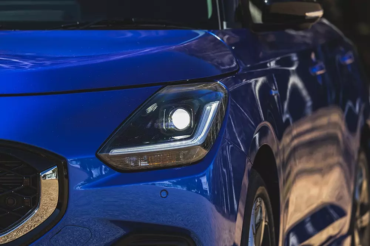 Bên cạnh đó là đường dập gân mới kéo dài từ đèn pha đến đèn hậu... và vành la-zăng 16 inch với thiết kế đa chấu, phay xước 2 màu. Đằng sau, mẫu xe hatchback hạng B này được bổ sung đèn hậu cải tiến thiết kế. Cản sau của xe được sơn màu đen và tích hợp 2 đèn phản quang nằm ngang mới.