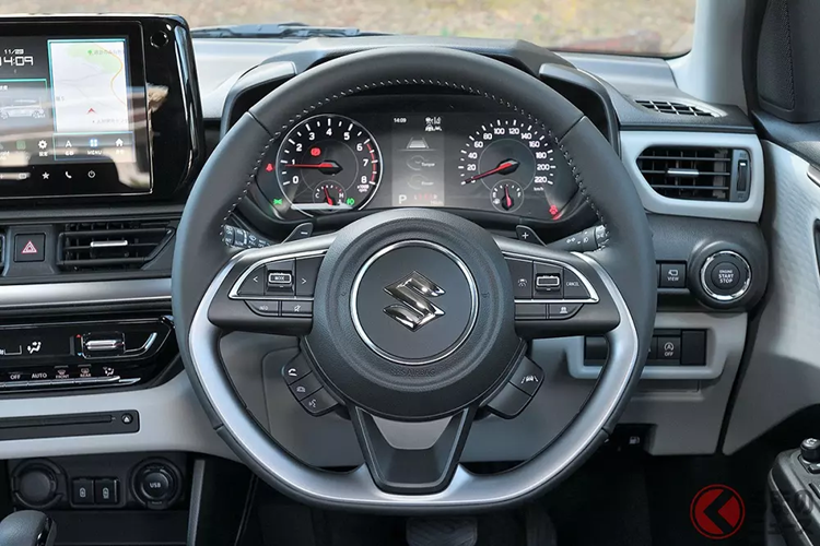 Đặc biệt, mẫu xe này đã có thêm gói tính năng an toàn chủ động Suzuki Safety Support với hệ thống kiểm soát hành trình thích ứng, hỗ trợ giữ làn đường, cảnh báo điểm mù, cảnh báo phương tiện cắt ngang khi lùi, kiểm soát chân ga khi tiến/lùi và đèn pha tự động thích ứng.