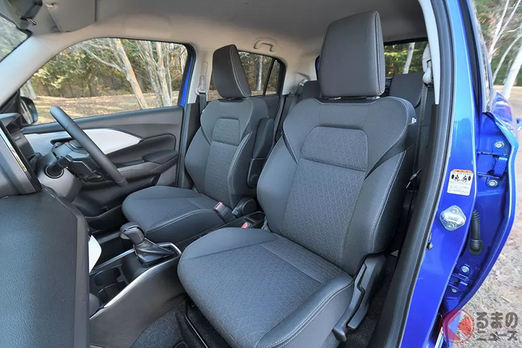 Ngoài ra, xe còn có thêm cả phanh tay điện tử và tính năng tự động giữ phanh tạm thời. Có một điều khá thú vị là Suzuki Swift 2024 vẫn có đầu đĩa CD và DVD trong khi phần lớn các mẫu xe đời mới đều đã bị cắt trang bị này. Nguyên nhân là bởi ở Nhật Bản, nhiều người vẫn có thói quen sử dụng đầu đĩa.