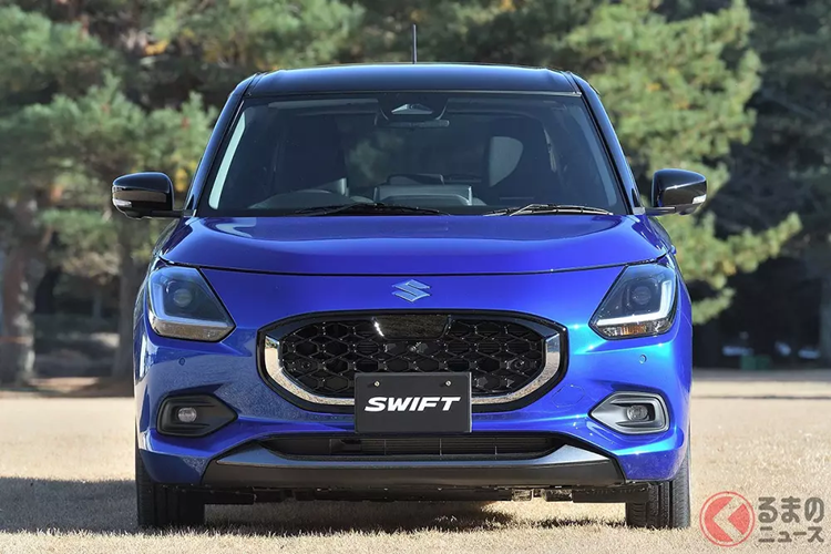 So với phiên bản concept ra mắt hồi tháng 10, Suzuki Swift 2024 vừa ra mắt không thay đổi về mặt thiết kế. Mẫu xe này đã được bổ sung lưới tản nhiệt sơn màu đen bóng mới với viền mạ crôm bao quanh. Logo của hãng Suzuki không còn nằm bên trong lưới tản nhiệt mà đưa lên trên, sát với nắp ca-pô có thiết kế dạng vỏ sò.