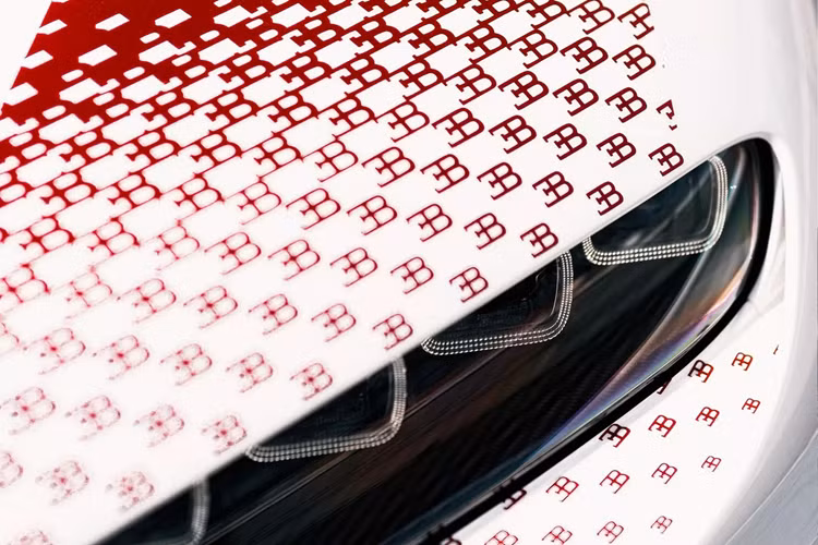 Cùng với đó là những thành phần làm từ sợi carbon cũng mang 2 màu đỏ và đen, tạo cho chiếc xe sự cuốn hút. Khoang nội thất cũng được bọc da Alcantara màu đen cùng những họa tiết “EB” màu đỏ được trang trí một cách tỉ mỉ trên các tấm cửa xe.