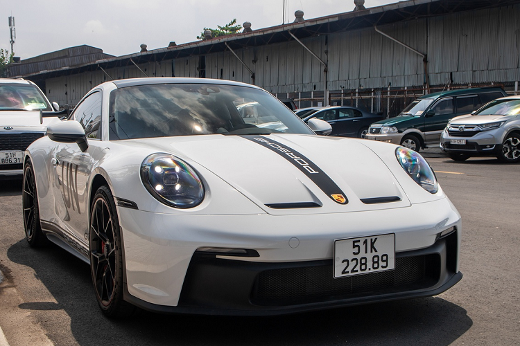 Nhưng Porsche 911 GT3 thế hệ mới bản trang bị hộp số tự động 7 tốc độ PDK chỉ có tốc độ tối đa ở con số 318 km/h, nhưng thông số này có thể được thông nòng qua các can thiệp ở máy móc và tốc độ xe Porsche 911 GT3 bản số sàn cũng là 320 km/h, chênh lệch không bao nhiêu.