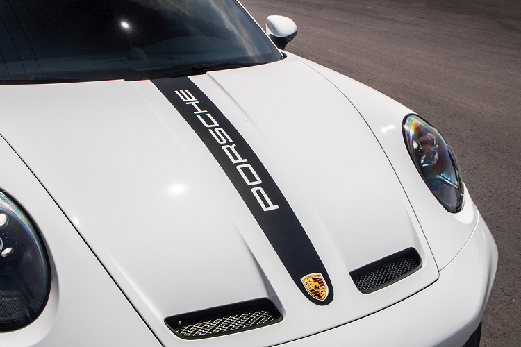 Các con số để sở hữu chiếc xe thể thao Porsche 911 GT3 992 tại Việt Nam không được các công ty nhập khẩu tư nhân tiết lộ, nhưng trước đó, đại lý xe Porsche Việt Nam chào bán 911 GT3 thế hệ mới với giá từ 12,65 tỷ đồng. Tuy nhiên một số đại lý tư nhân lại chào bán Porsche 911 GT3 992 tới hơn 16 tỷ đồng.