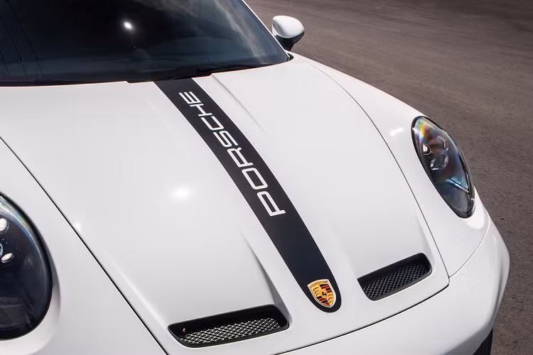 Các con số để sở hữu chiếc xe thể thao Porsche 911 GT3 992 tại Việt Nam không được các công ty nhập khẩu tư nhân tiết lộ, nhưng trước đó, đại lý xe Porsche Việt Nam chào bán 911 GT3 thế hệ mới với giá từ 12,65 tỷ đồng. Tuy nhiên một số đại lý tư nhân lại chào bán Porsche 911 GT3 992 tới hơn 16 tỷ đồng.