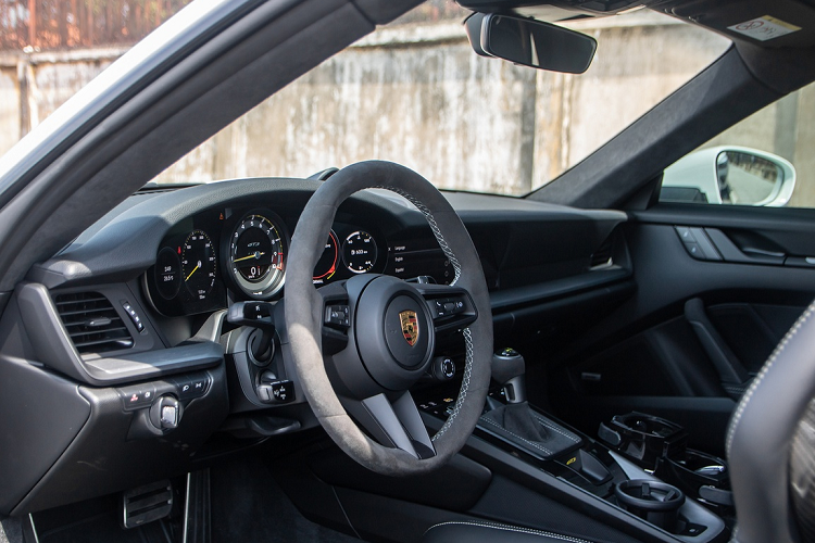 Thông tin chúng tôi tìm hiểu có được, ngoài chiếc Porsche 911 GT3 thế hệ 992 màu trắng mới cầm lái trên đường phố Sài thành vào cuối tuần vừa qua, doanh nhân này còn sở hữu một chiếc Porsche 911 GT3 2022 khác.