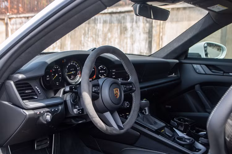 Thông tin chúng tôi tìm hiểu có được, ngoài chiếc Porsche 911 GT3 thế hệ 992 màu trắng mới cầm lái trên đường phố Sài thành vào cuối tuần vừa qua, doanh nhân này còn sở hữu một chiếc Porsche 911 GT3 2022 khác.