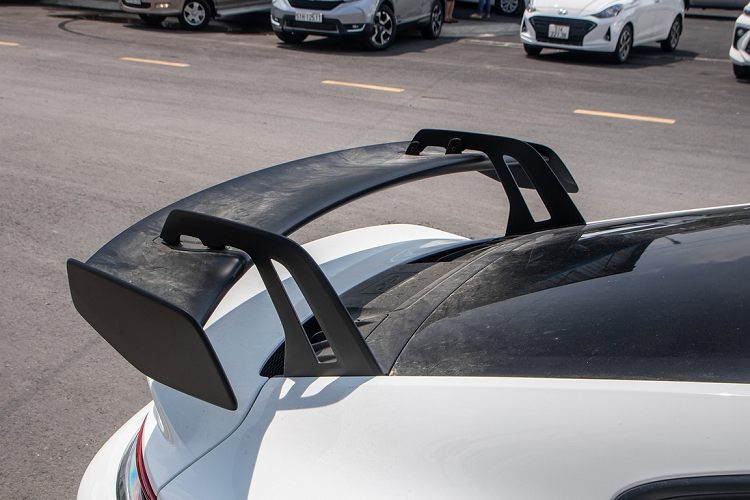 Mức giá xe Porsche 911 GT3 992 mới bán ra vẫn chưa bao gồm tùy chọn và phí lăn bánh nhưng nhiều khách hàng chia sẻ họ bị từ chối đặt mua vì không thể đăng kiểm được, hiện tại, Porsche Việt Nam cũng đã gỡ thông tin về xe 911 GT3 992 trên trang web của mình.