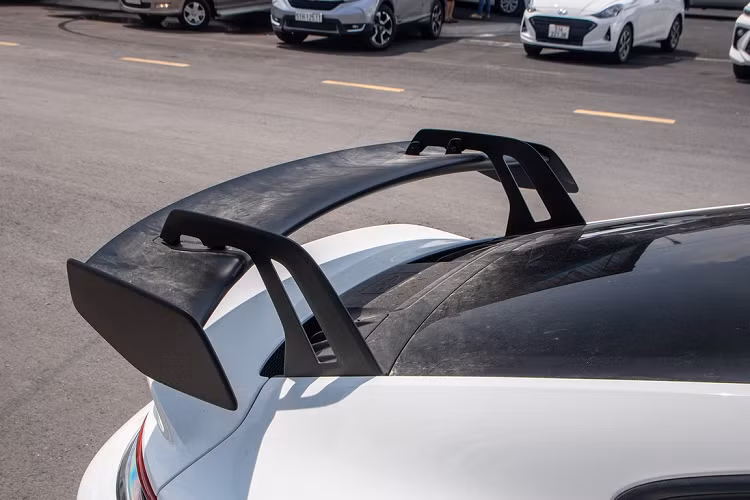 Mức giá xe Porsche 911 GT3 992 mới bán ra vẫn chưa bao gồm tùy chọn và phí lăn bánh nhưng nhiều khách hàng chia sẻ họ bị từ chối đặt mua vì không thể đăng kiểm được, hiện tại, Porsche Việt Nam cũng đã gỡ thông tin về xe 911 GT3 992 trên trang web của mình.