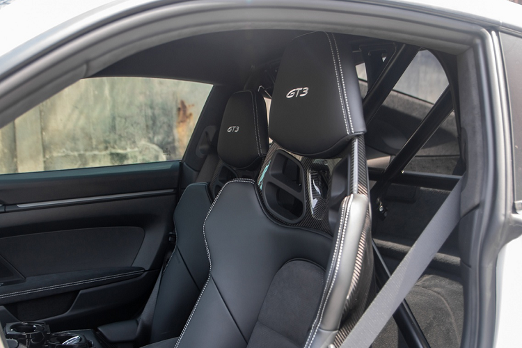 Điểm khác biệt của 2 xe là màu sơn, trang bị đi kèm và sau cùng là thay vì suy nghĩ nên chọn xe số sàn hay tự động, nhà sưu tập này mua luôn cả 2 cho khỏi suy nghĩ, đắn đo.